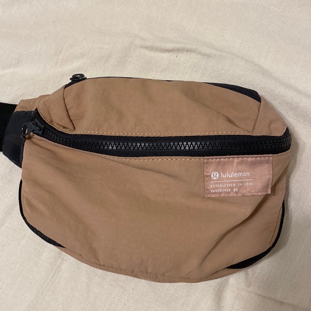 Lululemon Clean Lines Belt Bag 2L